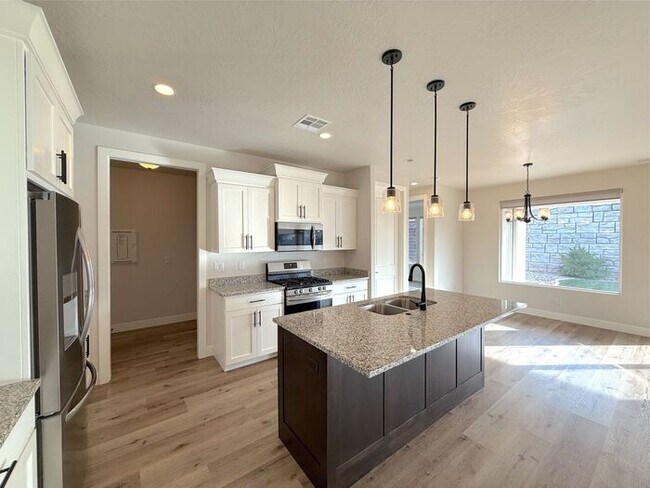Building Photo - 3 bed, 2 bath home w/2 car garage