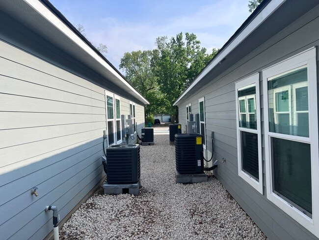 Building Photo - 312 W Watson St