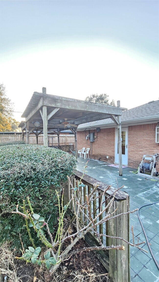 Building Photo - 1715 Pecan Ln