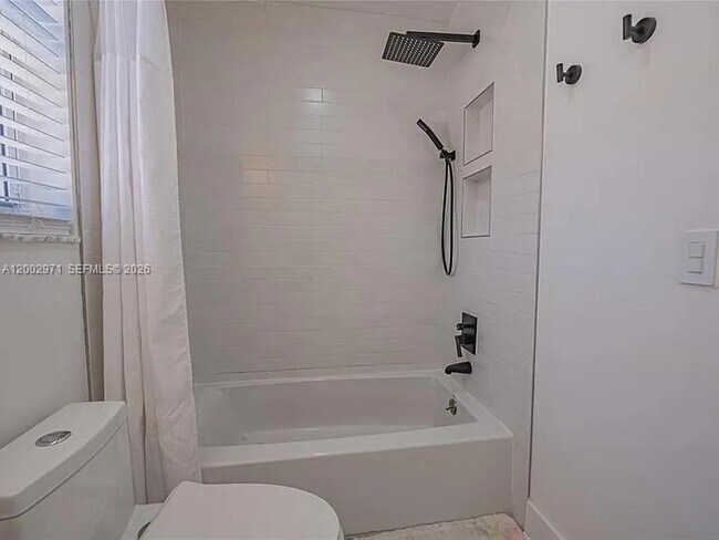 Building Photo - 1135 W Lake St