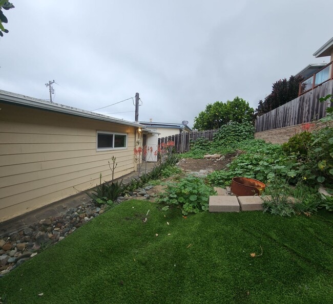 Building Photo - Views of Morro Bay in this cozy hillside cottage!