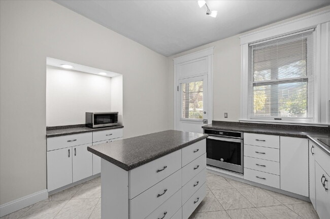 Building Photo - 6114 Waterman Blvd