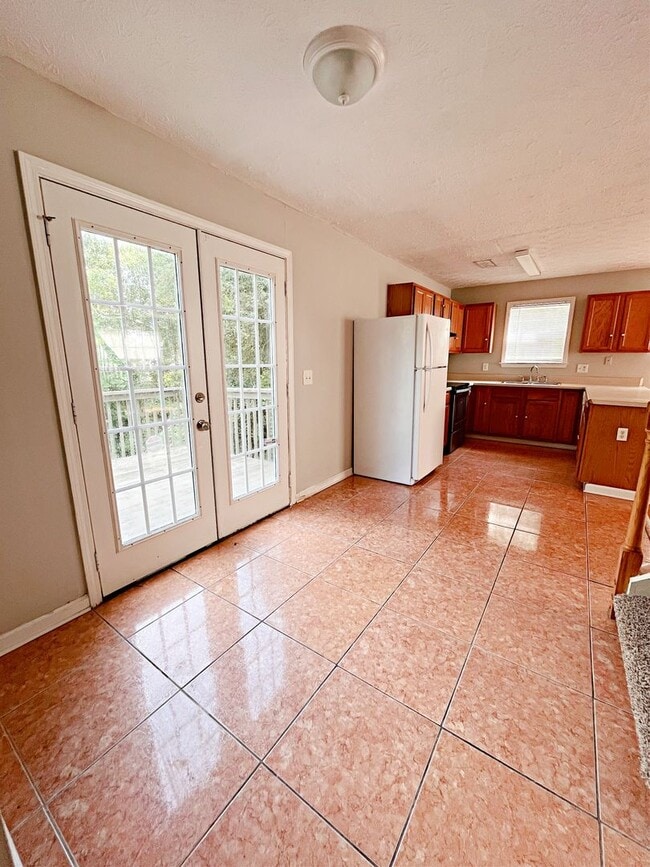 Building Photo - Charming 3 Bedroom Home