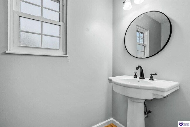 Building Photo - 215 Darrell Dr