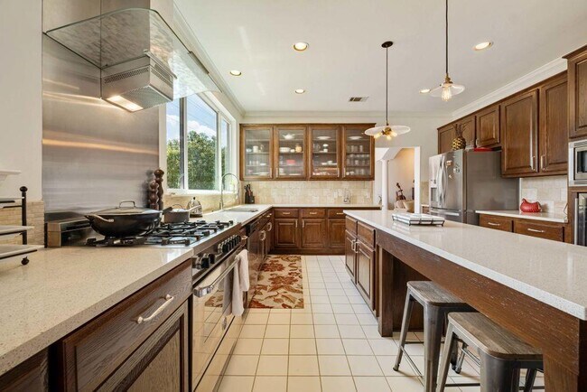 Building Photo - 5511 Courtyard Dr