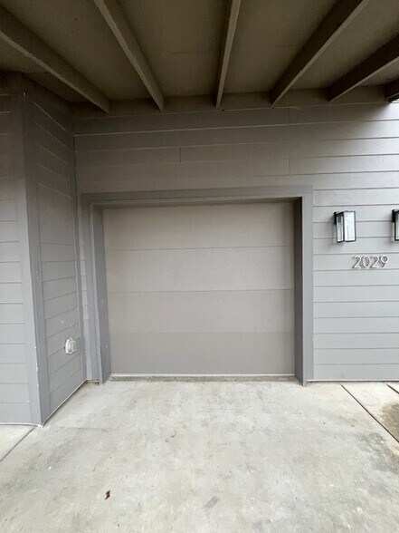 Building Photo - 2029 W Corvina Ave