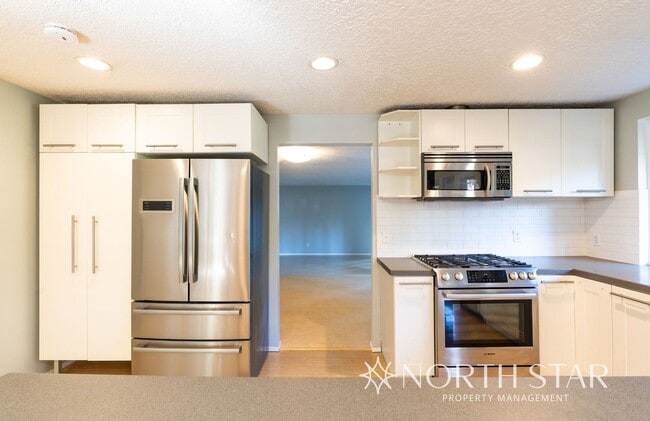 Building Photo - Charming One Level Home In The Four Season...