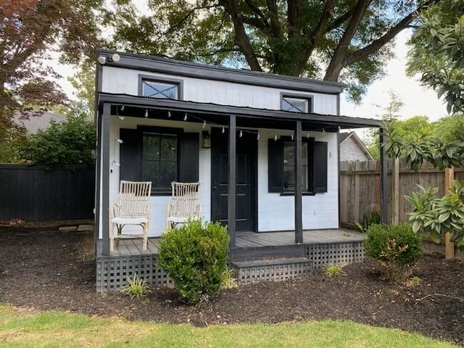 Building Photo - Beautiful Mid-town home 3br/2ba, newly ren...