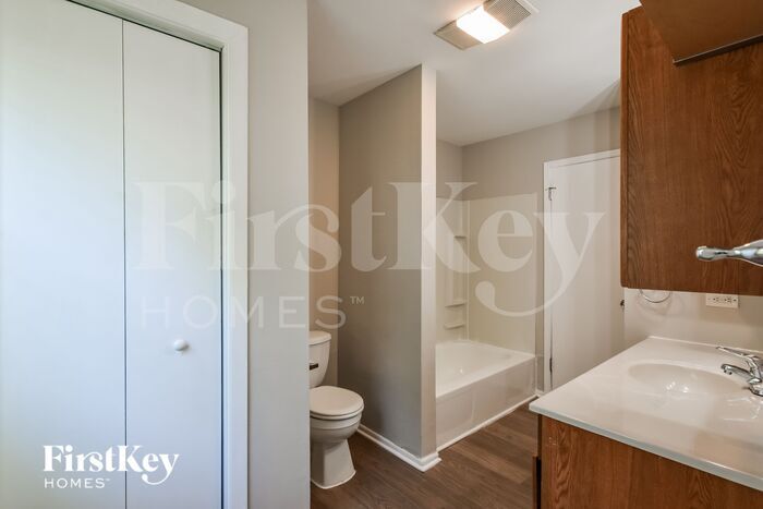 Building Photo - 1493 Glen Ellyn Rd