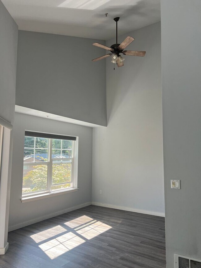 Building Photo - Vaulted Ceilings, Fireplace, LVP Flooring,...