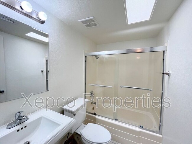 Building Photo - 555 E Cottonwood Rd