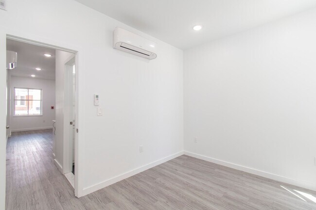 Building Photo - New! Renovated & Modern Apartment