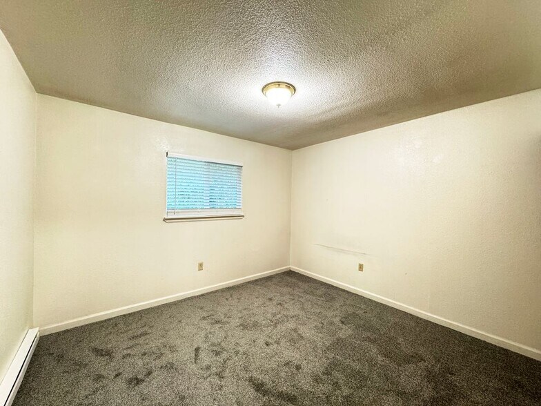 Building Photo - 2148 Primrose Dr