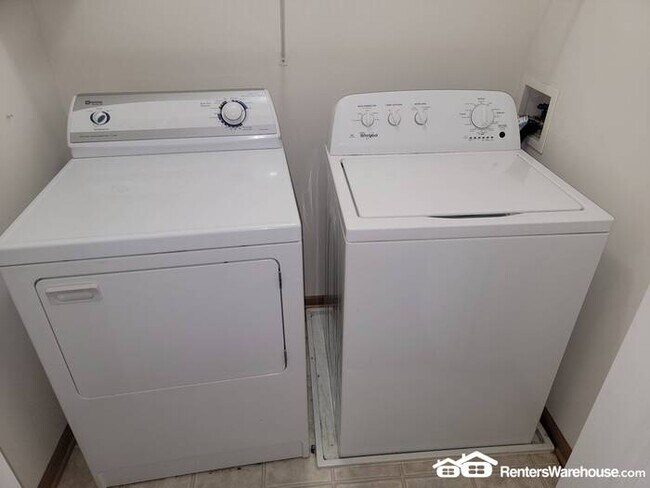 Building Photo - Available now! A gorgeous 2 bedroom, 1 1/2 bath end unit townhome in Farmington!