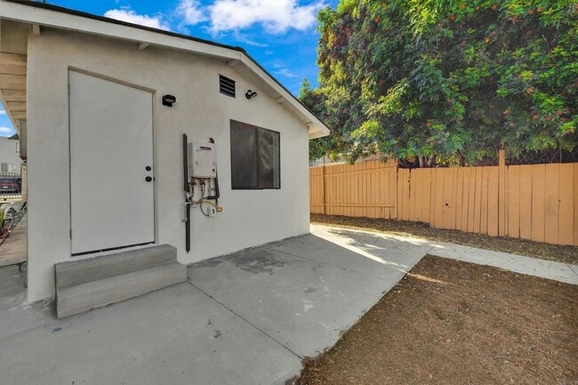 Building Photo - 4312 Winona Ave