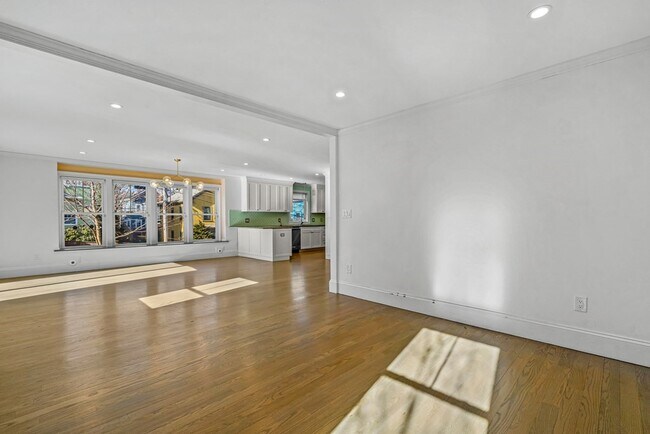 Building Photo - 10 Rockview St