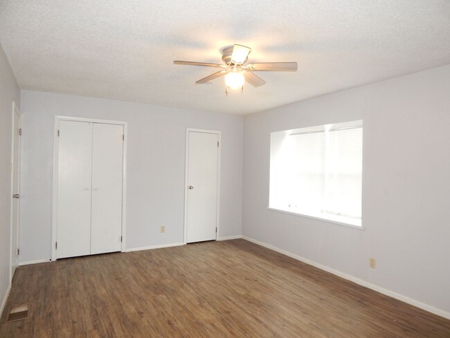 Building Photo - Lovely 2 Bedroom, 1-1/2 Bath, Duplex!