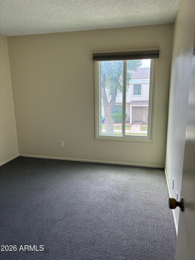 Building Photo - 6618 S Palm Dr