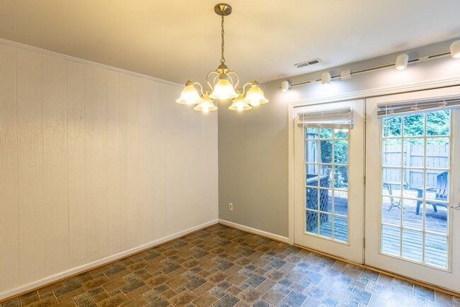 Building Photo - 110 Woodlake Dr