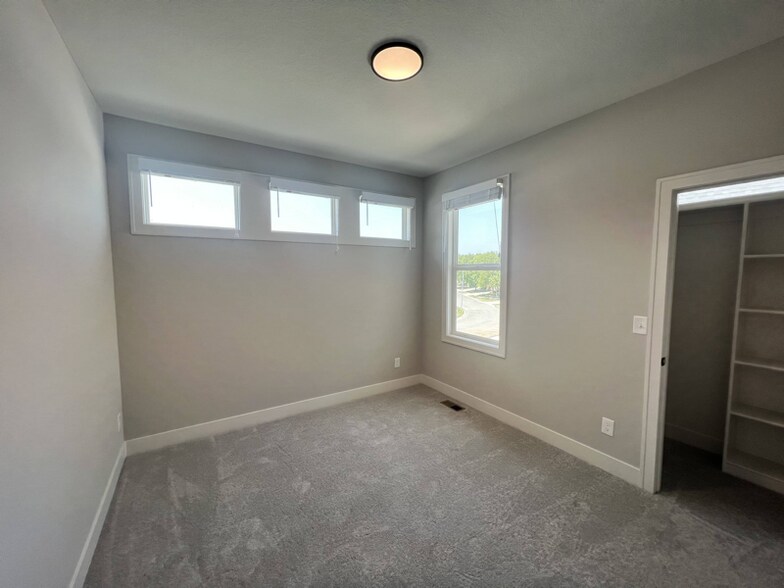 Building Photo - 1302 SW Heartwood Dr