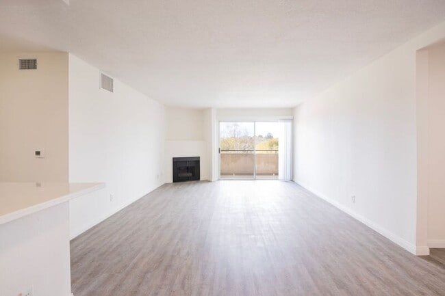 Building Photo - 10020 Zelzah Ave