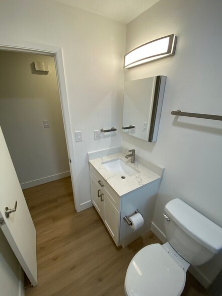 bath - 1108 Constitution Ave