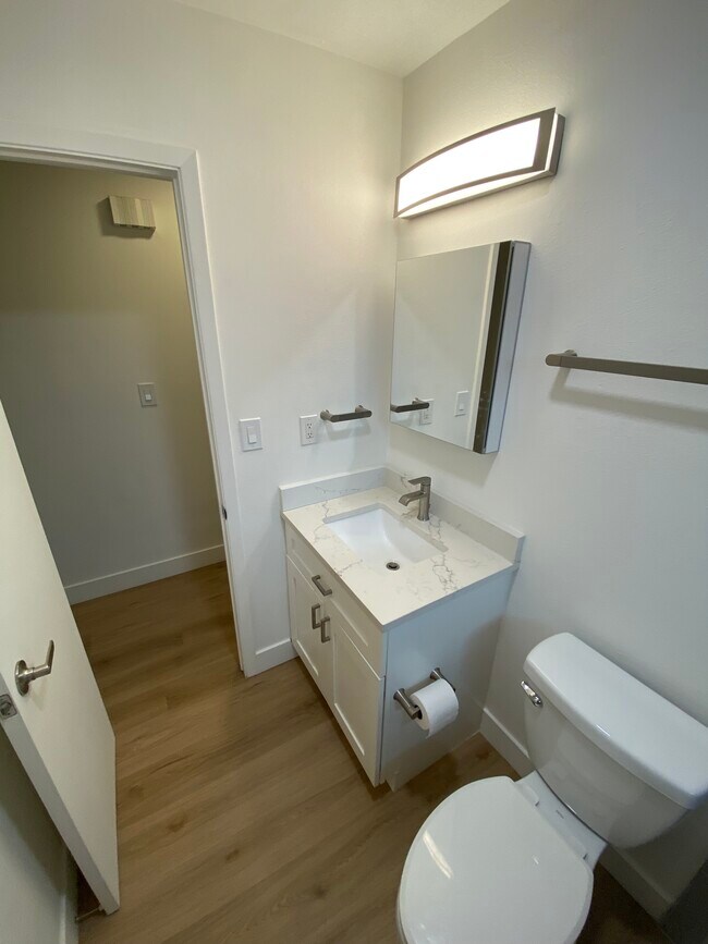 bath - 1108 Constitution Ave