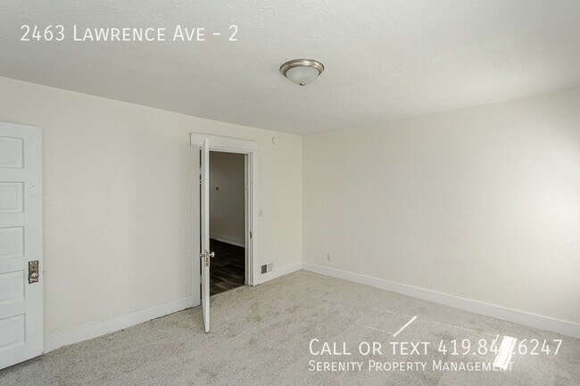 Building Photo - 2463 Lawrence Ave