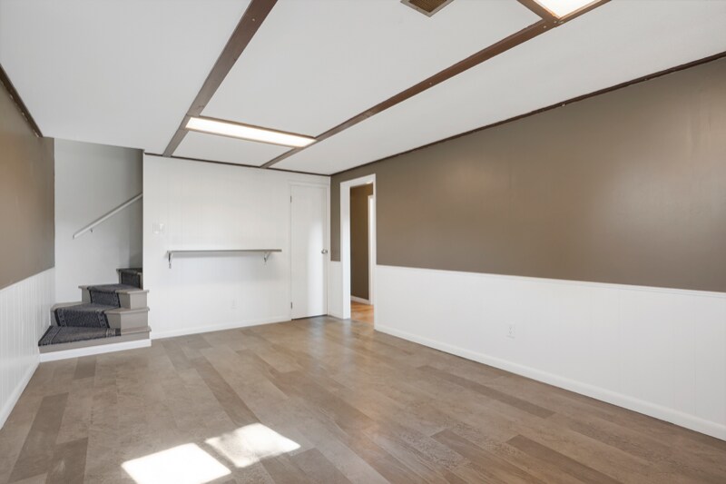 Building Photo - 1390 W Berry Dr