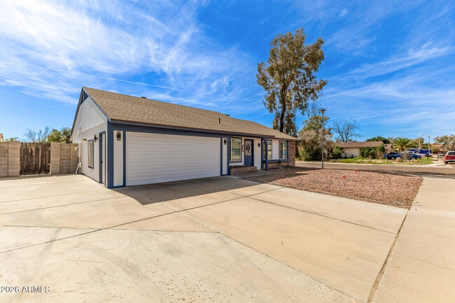 Building Photo - 4743 W Villa Theresa Dr