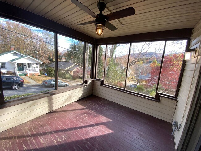 Building Photo - 40 Larchmont Rd