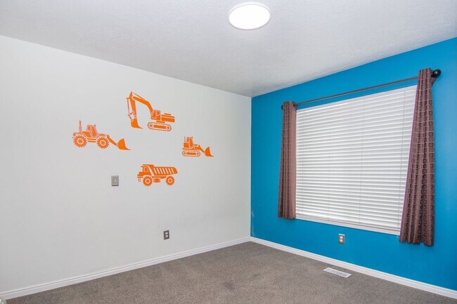 Building Photo - Gorgeous Bountiful Home w/ Solar & 3 Car Garage