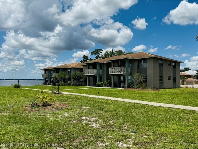 Building Photo - 1011 Lakeview Dr