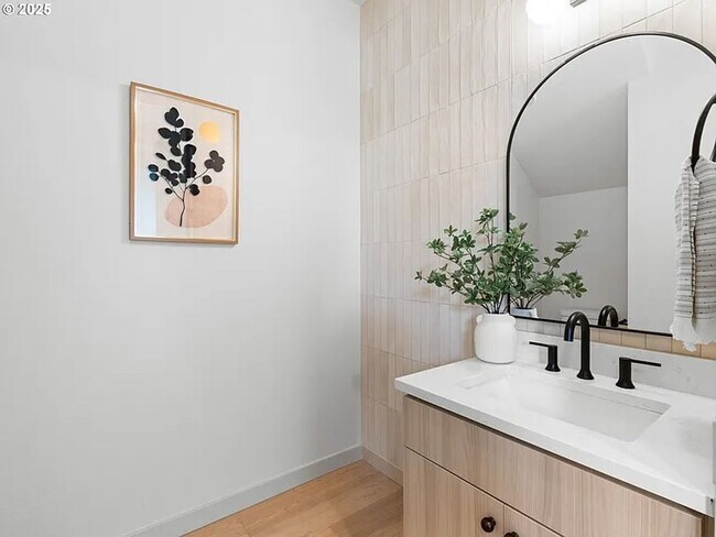 Building Photo - 1610-1612 SE Morrison St.