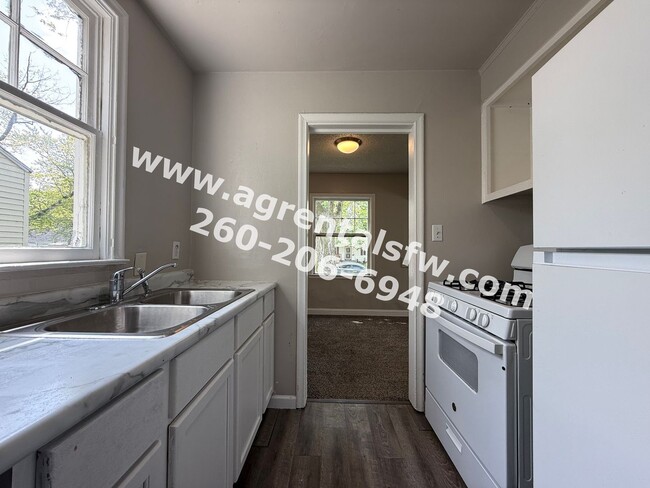 Building Photo - 2 Bedroom House