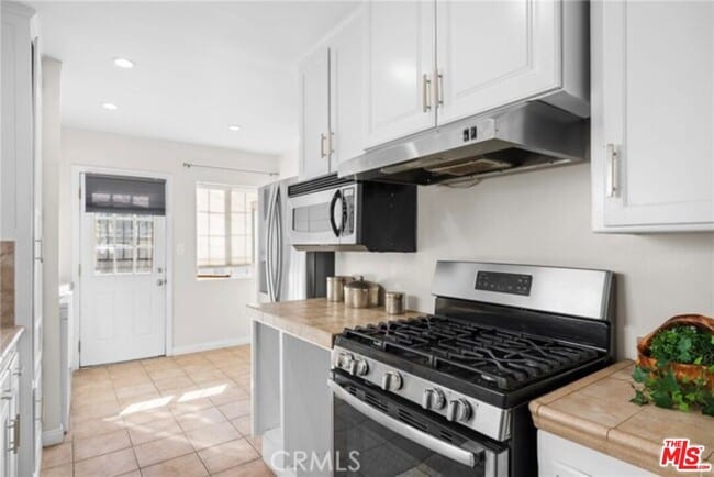 Building Photo - 16154 Gilmore St