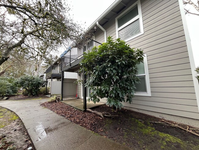 Building Photo - Updated 1st floor 1 X 1 Beaverton Condo! C...