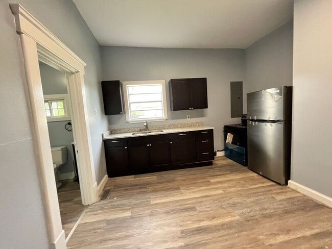 Building Photo - 1600 E 12th St