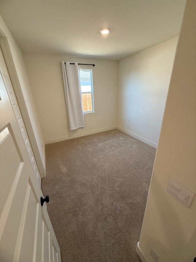 Building Photo - 402 Broadstone Ct