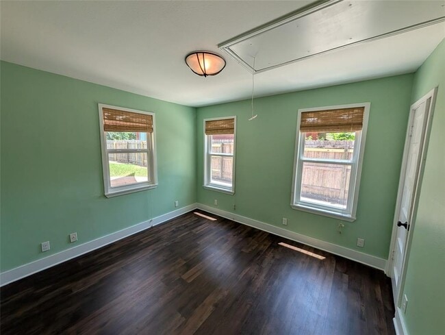 Building Photo - 400 Zennia St