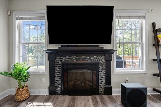 Building Photo - Fully Furnished Month to Month/Short Term Rental!