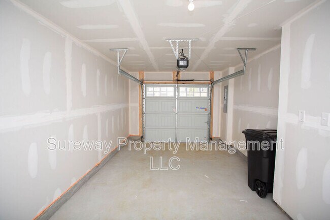 Building Photo - 8 Foxwood Dr
