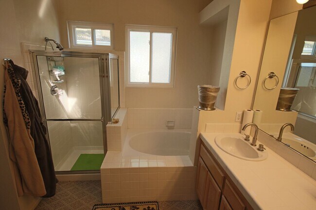 Building Photo - Furnished 3 Bedroom UTC/La Jolla Townhome