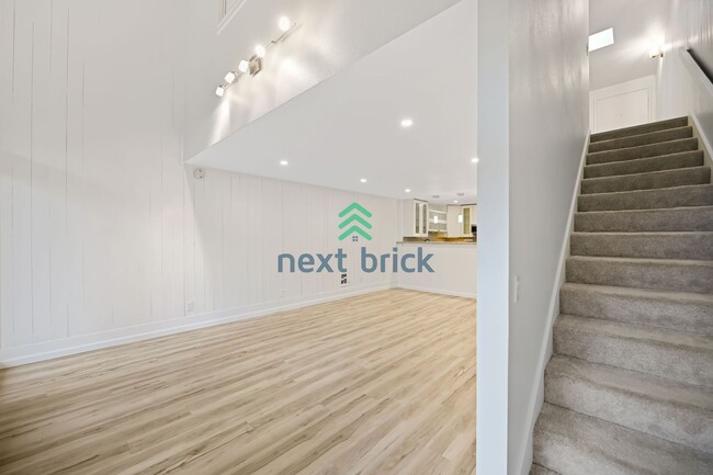 Building Photo - 2 BED & 1.5 BATH Lakeview Townhome FOR RENT