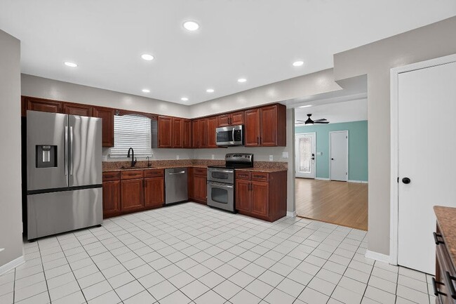 Building Photo - 402 Sandy Ridge Cir