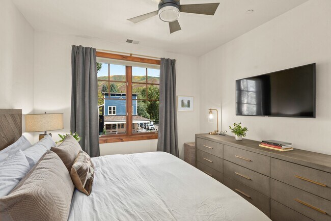 Building Photo - 501 W Main St