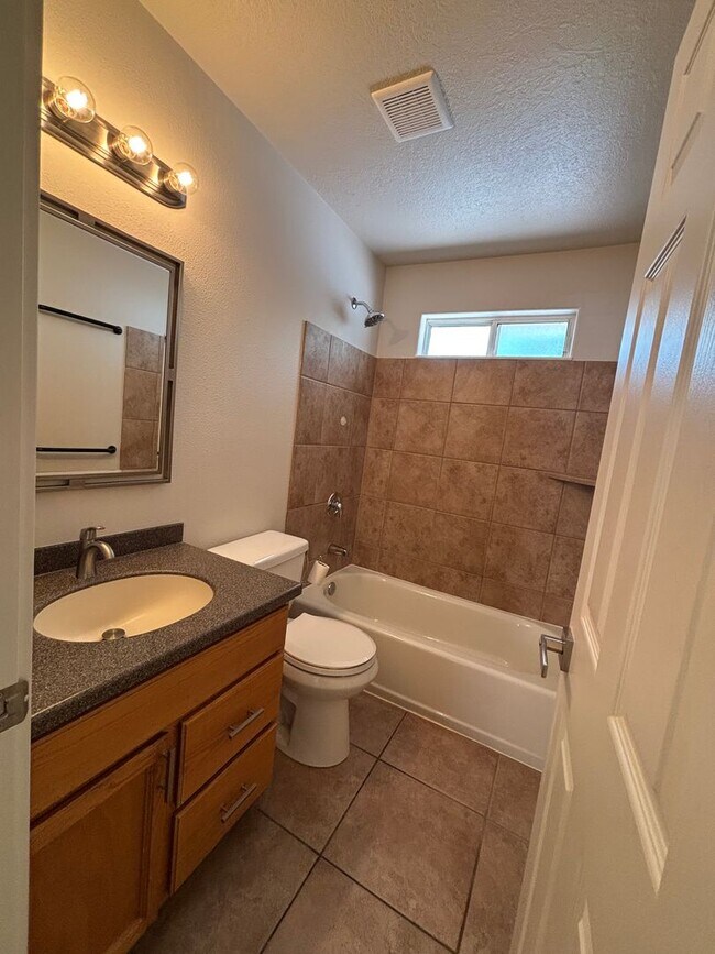 Building Photo - SPACIOUS 2 BEDROOM TOWNHOME FOR RENT!