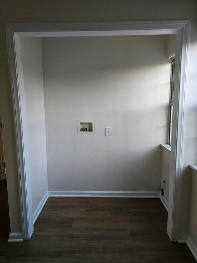 Building Photo - 916 W 59th Pl