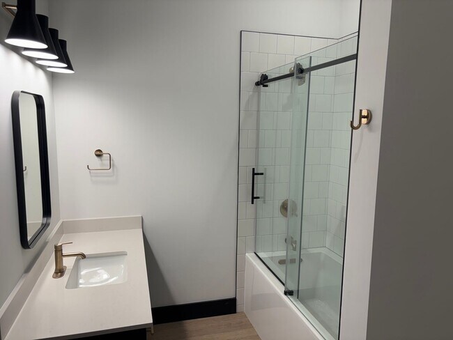 Building Photo - Comfort Meets Convenience – 2-Bedroom Apartment Near the Riverfront