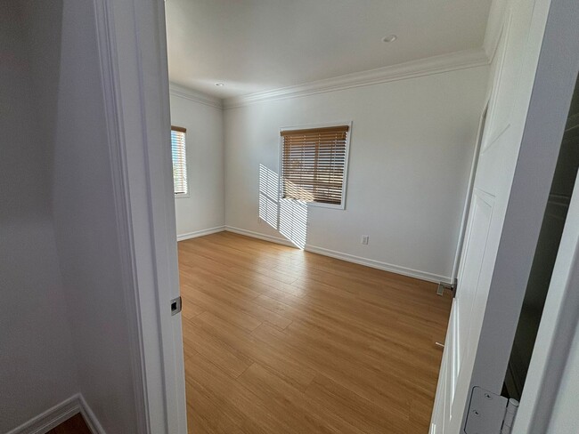 Building Photo - Beautifully Remodeled 3-Bedroom Upstairs H...